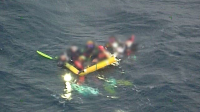 ダイバー救助の瞬間 海保が映像公開 東京・八丈島沖で8人が一時行方不明、全員無事