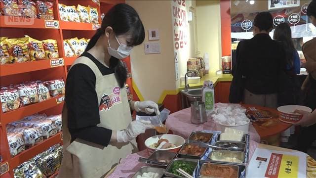 客足絶好調で営業1年延長 東京・原宿「辛ラーメン」専門店 韓国コンビニも再現