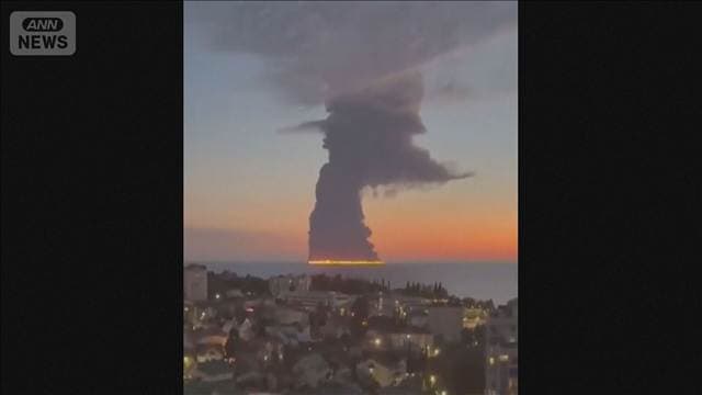 海面から炎「黒海でロシアに報復攻撃」ウクライナ軍、タンカーを無人艇で攻撃か