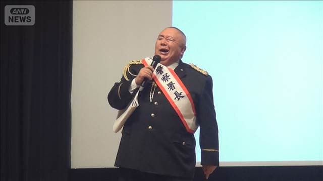 お笑いタレントの松村邦洋さん一日署長に 詐欺防止呼び掛け 東京・深川警察署