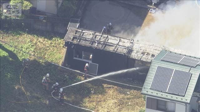 千葉・松戸市でプレハブ2軒燃える火事 けが人なし