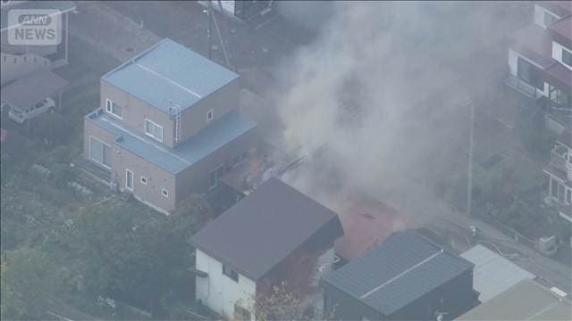 札幌市で住宅火災 消防が消火活動中