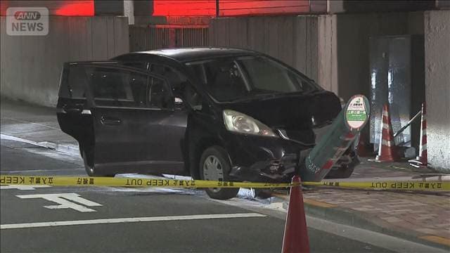 パトカー追跡の盗難車から男2人が逃走 歩道に乗り上げ標識折れる