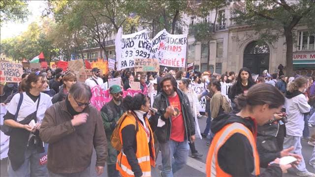 仏全土デモ行進で一部が暴徒化 市庁舎の扉破壊 観光案内所放火 逮捕・拘束者が多数