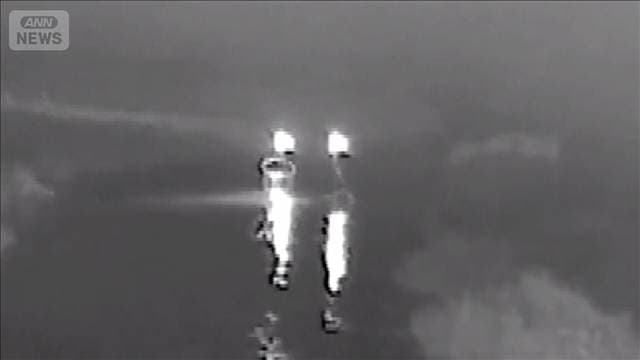 カメラがとらえたサケ密漁の瞬間 未明の川、網ですくう 光照らされ逃げる 北海道