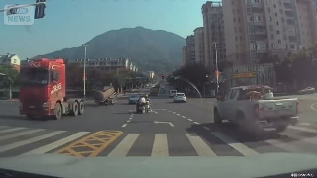タンクローリー“タンク”外れる…交差点運転手が大騒動 中国