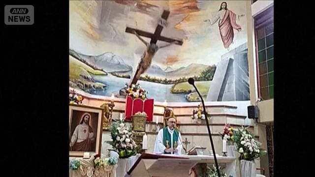 巨大十字架が落下 ミサ中の神父が死亡 事故の様子がライブ配信に