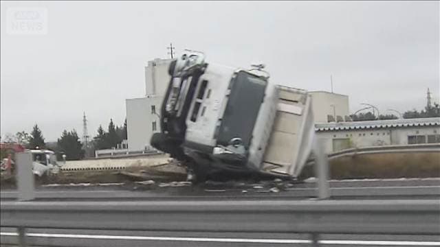 トラック横転 5台絡む事故で2人死傷 東北自動車道