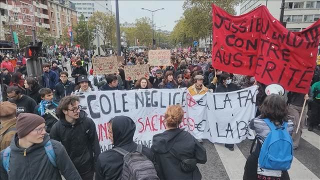 フランス全土で大規模なデモ行進 警察官ら約7万人動員 パリでは商業地避けて実施