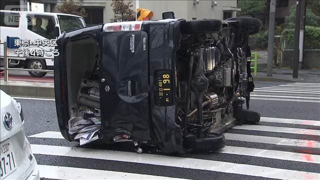 車2台衝突し横転 40代男性けが