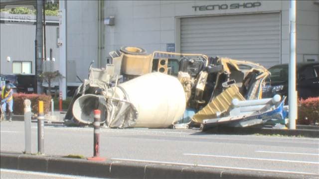 コンクリートミキサー車が国道で横転 福島・白河市
