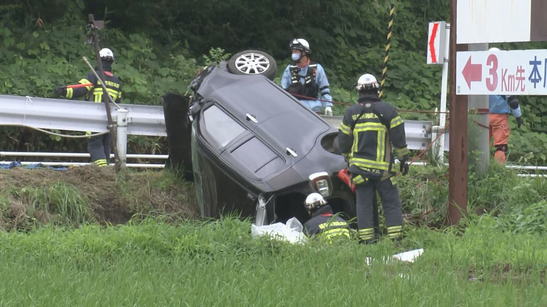 福島市で車が道路脇の田んぼに転落 運転手が病院に運ばれる