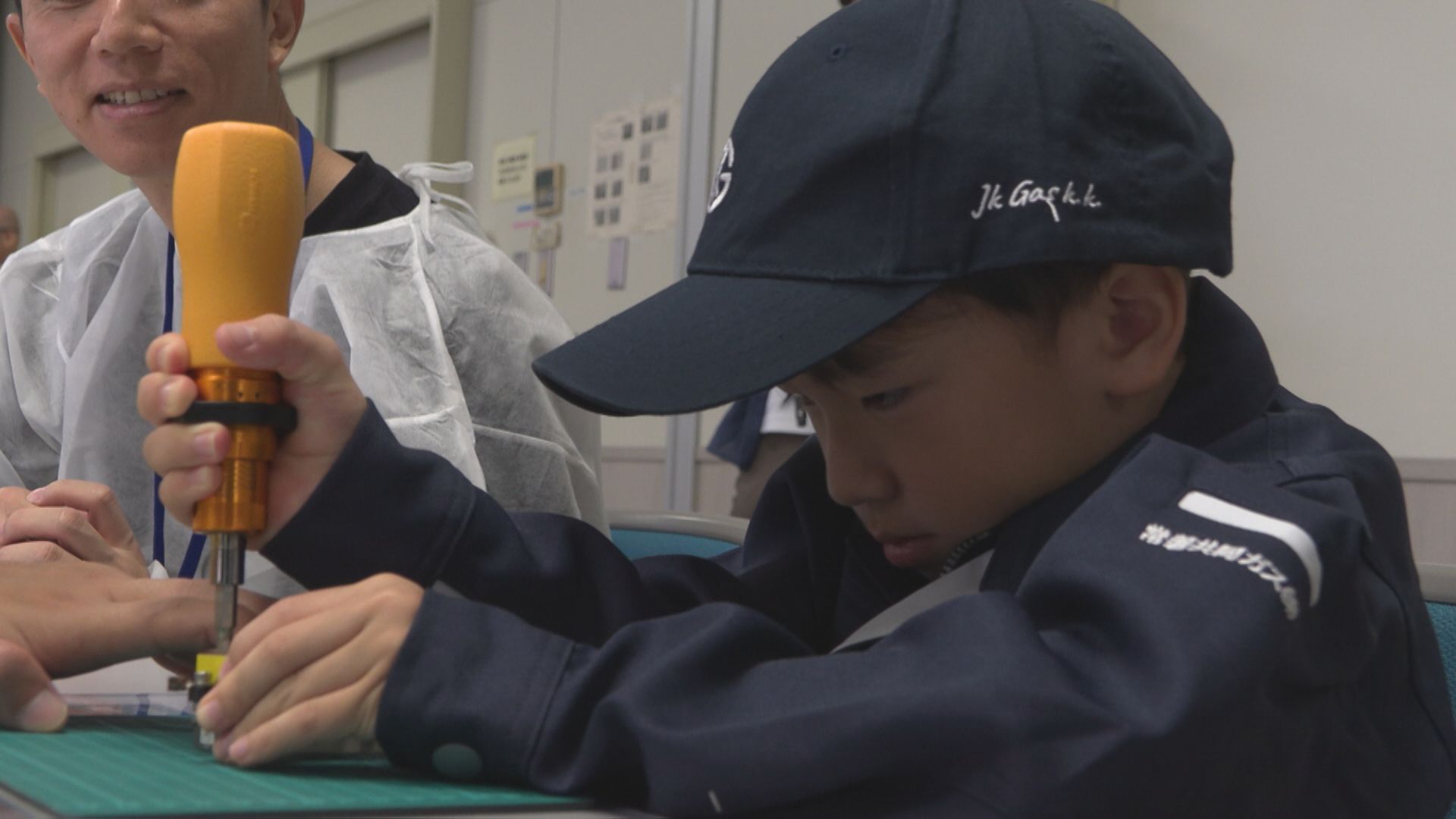 電動ドライバーを手に、ものづくりに取り組む子どもの様子