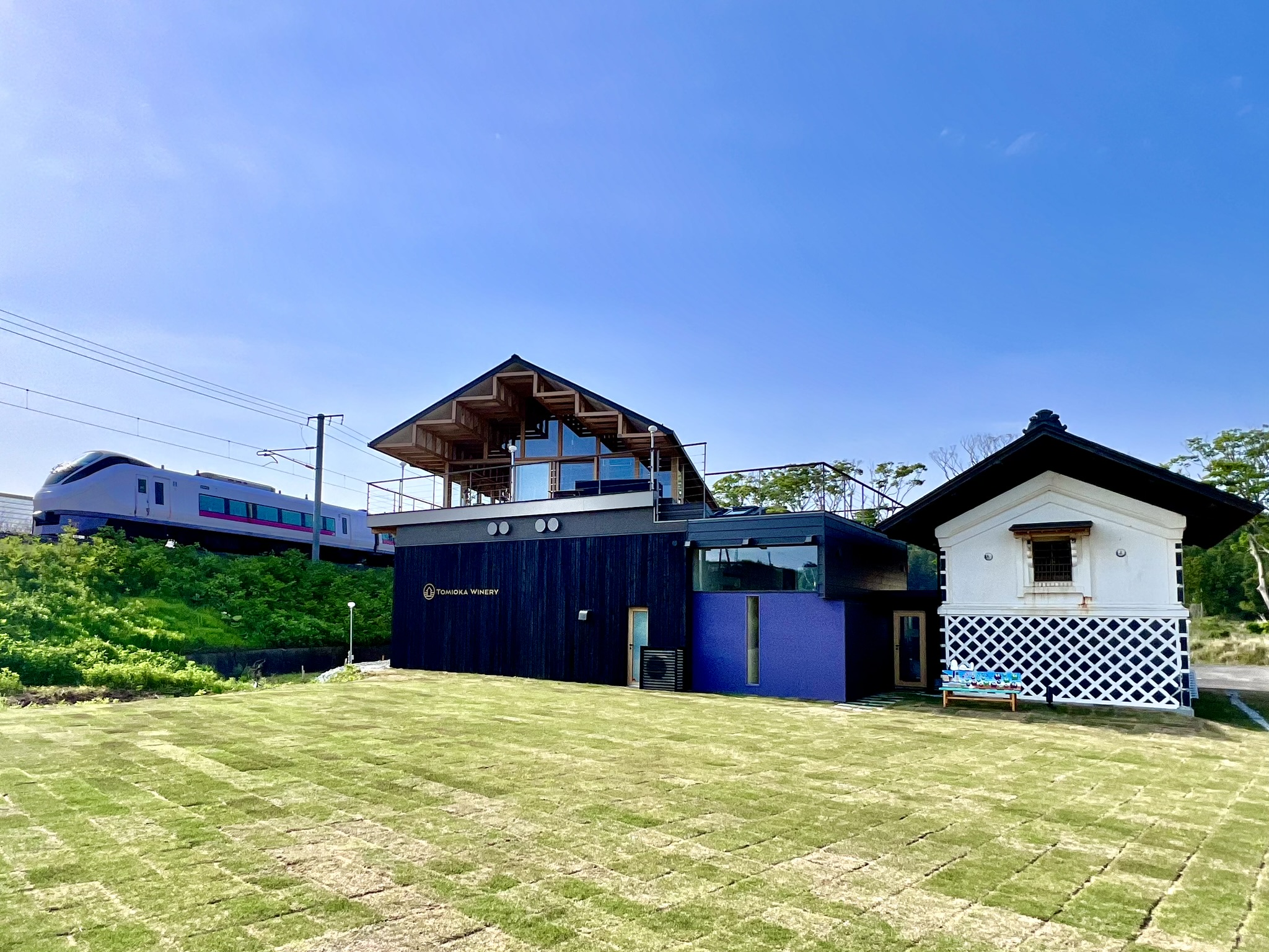 とみおかワイナリーと電車が写る風景